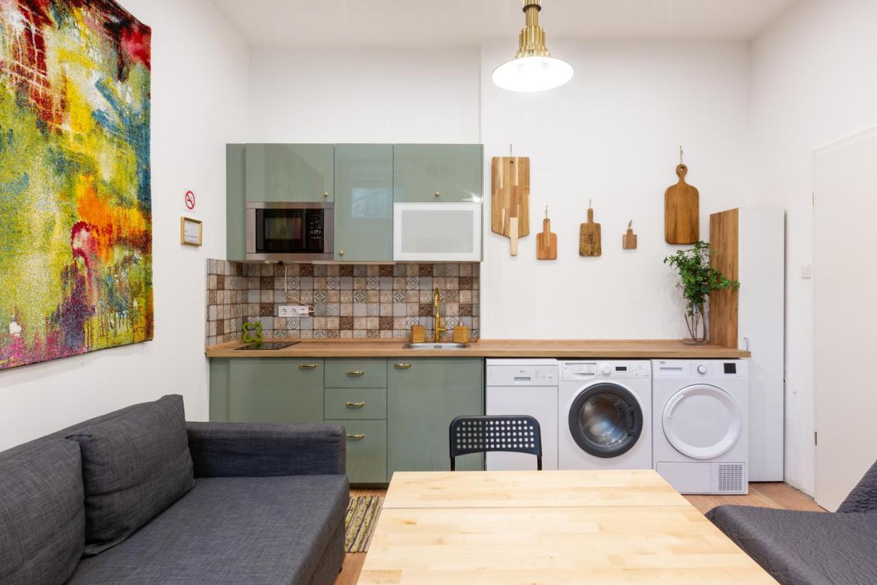 Industrial Style Appartment With Ac Steps To Gozsdu — Photos 2