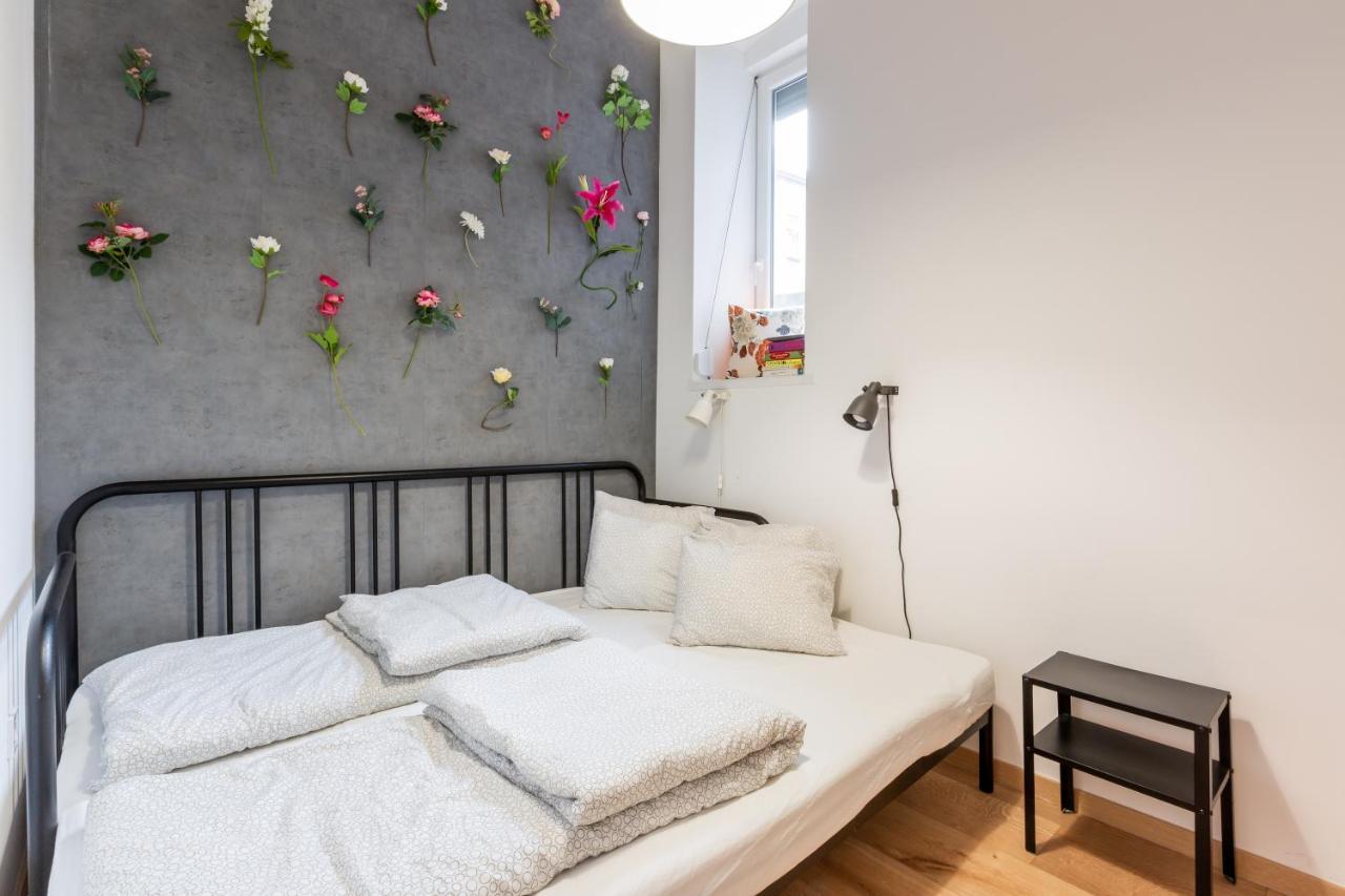 Industrial Style Appartment With Ac Steps To Gozsdu — Photos 3