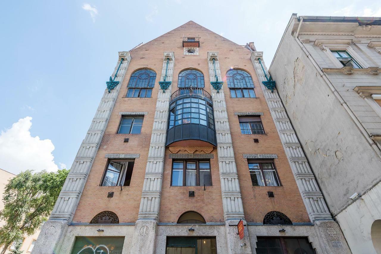 Industrial Style Appartment With Ac Steps To Gozsdu — Photos 1